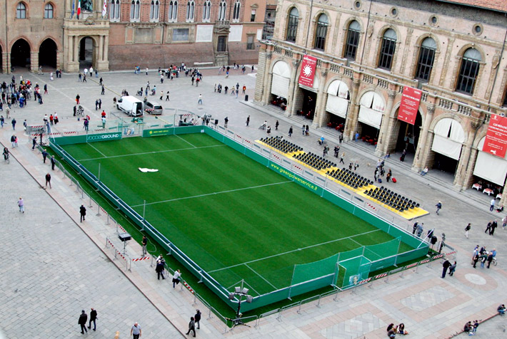 Street Soccer auf der Piazza Maggiore